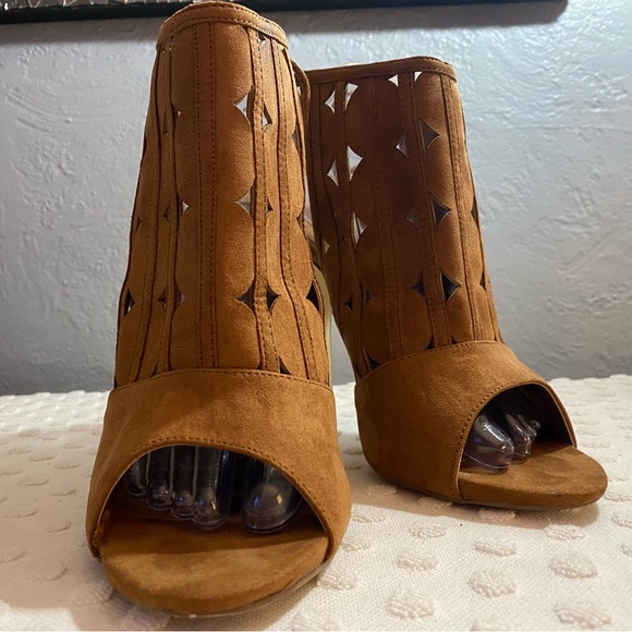 Isabella Rue Heel - Picture 2 of 8